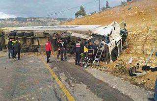 Mersin’de devrilen tırın şoförü yaralandı