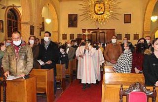 Mersin’de Hristiyan vatandaşlar Noel Bayramı’nı...