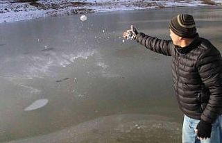 Mersin’de sulama göleti dondu, ağaçlarda buz...