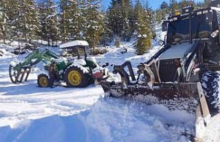 Mersin’de yayla yolları karla kaplandı, ekiplerin...