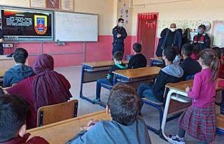 “Meslek Tanıtım Günleri” düzenleyen öğrencilere...