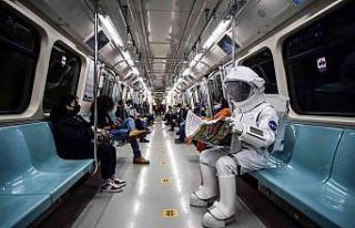 Metroyla İstanbul turu yapan astronot merak uyandırdı