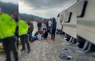 Midibüsün devrildiği kazada 3’ü ağır 12 kişi...