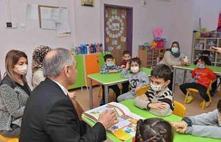 Milli Eğitim Müdürü Gürtürk, öğrencilere masal...