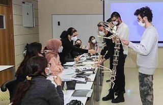 Mimarlık öğrencilerinden giyilebilir bedensel uzantı...