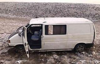 Minibüs kayganlaşan yolda takla attı, 1’i ağır...