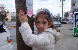 Minik Duru, kayıp kedisini resmini çizip direklere...