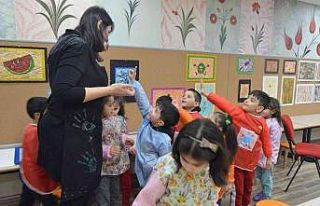 Minik eller hayallerini Ebrulara aktarıyor