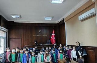 Minik öğrenciler meslekleri tanımak için adliyede