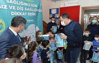 Minik öğrencilere diş bakım seti