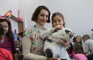 Minik öğrencilere hayvan sevgisi aşılanıyor