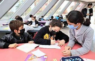 Minikler çocuk kütüphanesinde hem eğlendi hem...