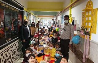 Minikler ilmek ilmek sevgi örüyor