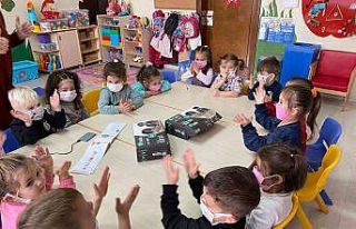 Minikler robotik kodlama öğreniyor