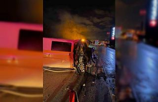Minübüs kar küreme aracına çarptı: 1 yaralı