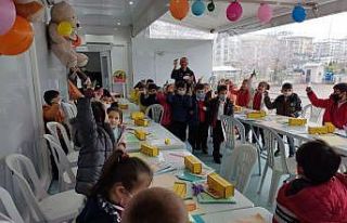 “Motivasyon Tırı” Ankara’da ilkokul öğrencileriyle...