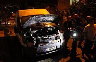 Motoru alevler içinde kalan ticari araç korkuttu