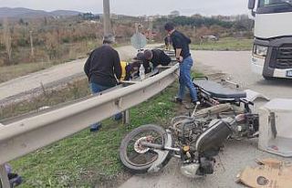 Motosiklet bariyerlere çarptı, sürücüsü yaralandı