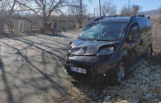 Motosiklet ile hafif ticari araç çarpıştı: 3...