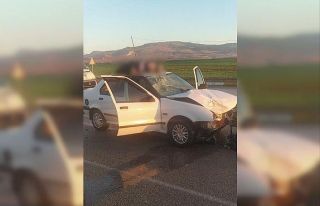 Motosiklet ile otomobil çarpıştı: 1’i ağır...