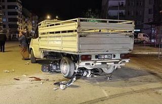 Motosiklet kamyonetin altına girdi: 2 yaralı