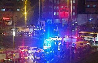 Motosiklet sürücüsü minibüsün altında kaldı