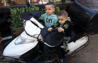 Motosiklet üzerinde oynayan çocuklar gaza basınca...