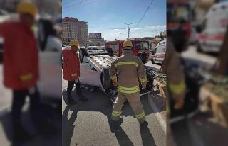 Motosiklete çarpmamak için orta direğe vuran otomobil...