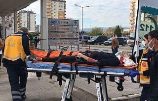 Motosikletin otomobile çarptığı kazada biri ağır...