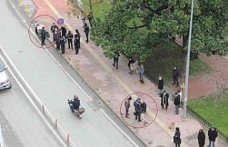 Motosikletli kuryenin yayaya çarptığı kaza kamerada