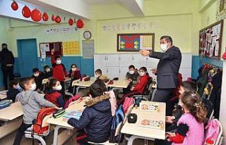 Müdür Tatlı İvrindi’de öğretmen ve öğrencilerle...