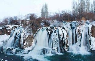 Muradiye Şelalesi beyaz gelinliğiyle misafirlerini...