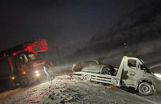 Muradiye’de kar ve tipi nedeniyle çekici şarampole...