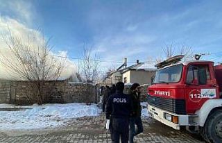 Muradiye’de odunluk yangını