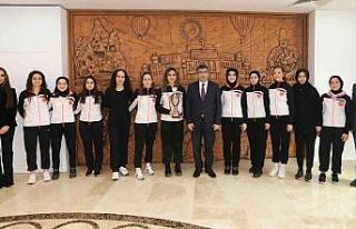 NEVÜ Kadın Basketbol Takımı’na Teşekkür Belgesi