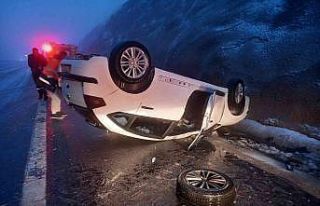 Niğde’de buzlanan yolda otomobil takla attı: 4...