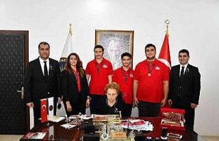 Nüket Ersoy’a öğrencilerden anlamlı ziyaret