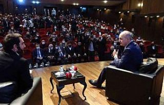 Numan Kurtulmuş, üniversite öğrencileriyle bir...