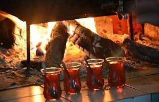 Odun ateşinde çay içmek için kilometrelerce yol...