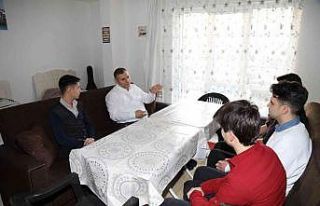 Öğrenci evini ziyaret eden Başkan Demirbaş menemen...