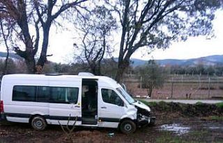 Öğrenci servisi kaza yaptı: 3 yaralı