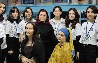 Öğrenciler arkadaşlarına makyaj yaptı, gören...
