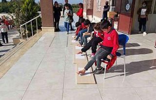 Öğrenciler ayaklarıyla resim yaptı, gözleri kapalı...