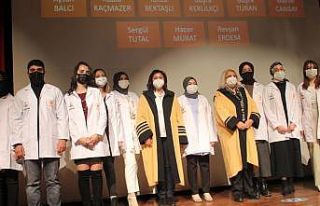 Öğrenciler beyaz önlük giydi