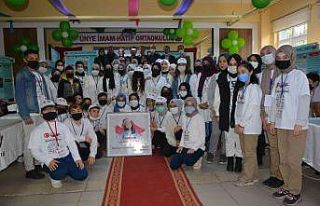 Öğrenciler bilim fuarında buluşlarını sergiledi