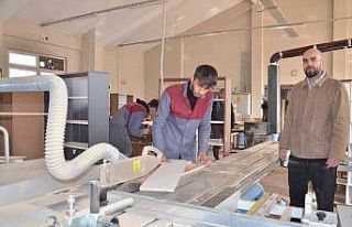 Öğrenciler okullara kütüphane mobilyası üretiyor