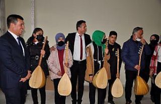Öğrencilerden Müdür Kanbay’a sazlı karşılama