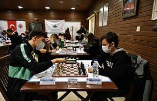 Öğrencilerden satranç hamlesi