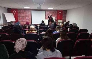 Öğrencilere işaret dili eğitimi veriliyor