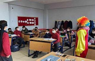 Öğrencilere okulu sevdirmek isteyen öğretmen palyaço...